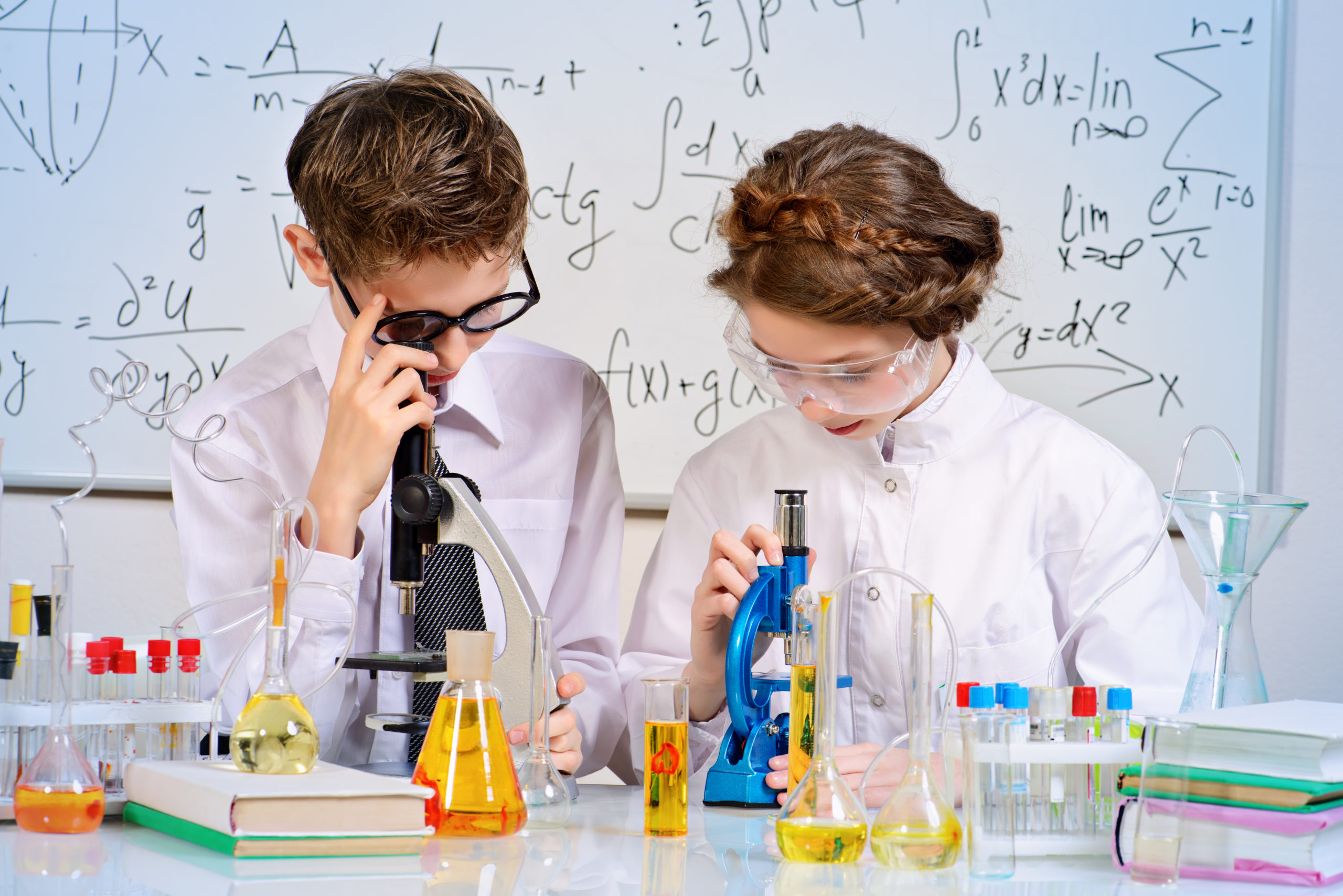 Наука в школьной жизни. Дети на уроке химии. Ученики в лаборатории. Эксперимент в лаборатории. Научная лаборатория для детей.
